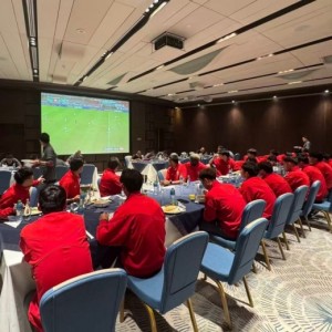 世界杯比赛直播地址-海港全队集体观看U23亚洲杯半决赛，为吾米提江、蒯纪闻助威