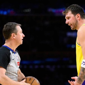 起鸡皮疙瘩了，湖人队东契奇在史诗般战胜掘金队后被现场球迷感动