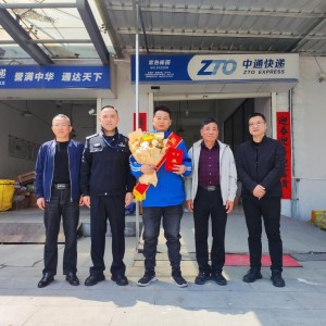见义勇为的快递小哥受邀看苏超：能来现场终于圆梦了